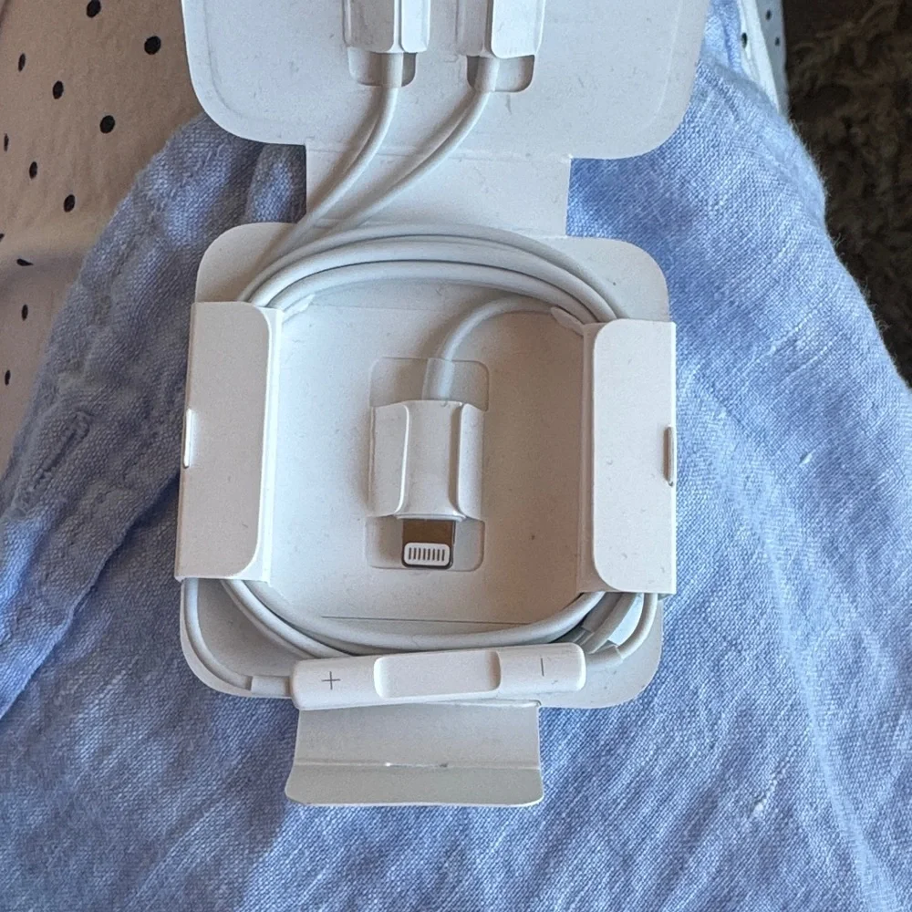 Apple - White Wired Earbuds